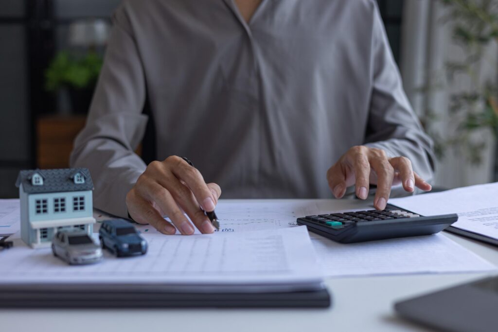 Mortgage broker discussing Expanded DSCR loan options with a real estate investor.